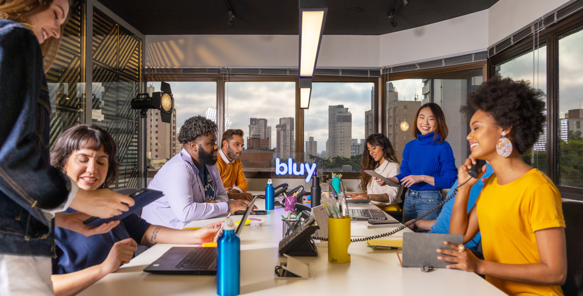 Pessoas trabalhando no escritório da Bluy