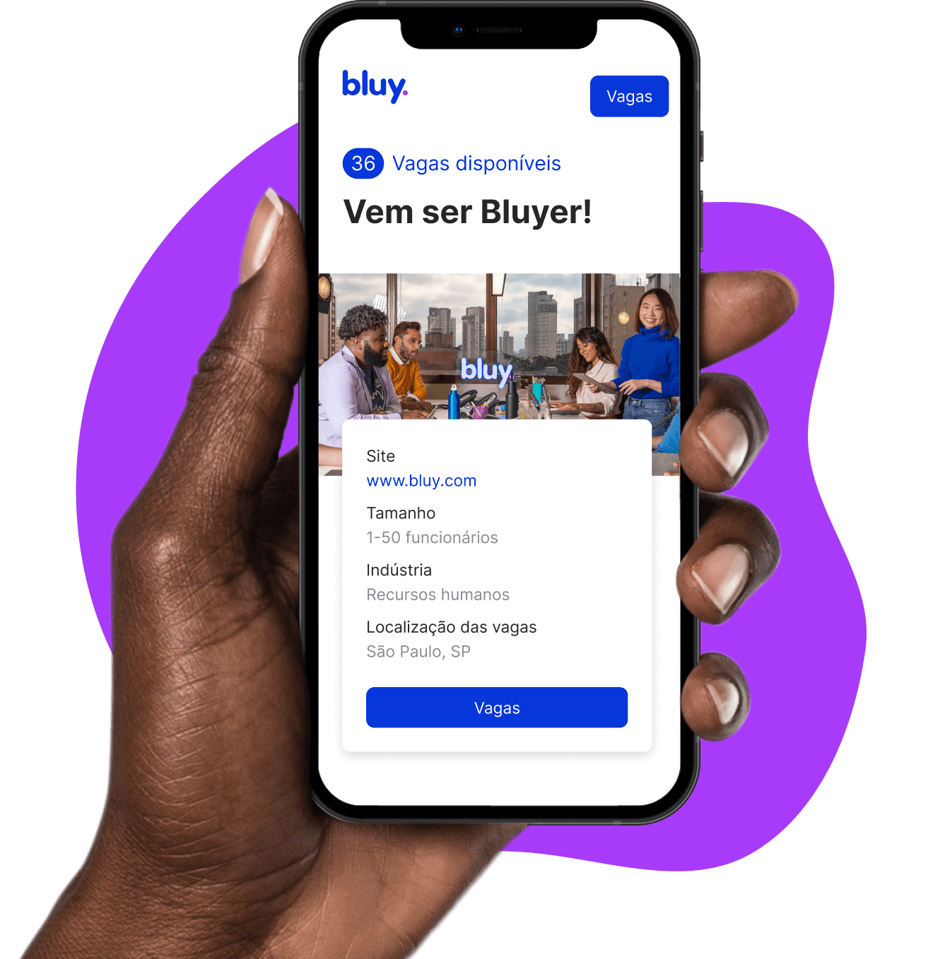 Mão segurando um celular com a tela da Bluy